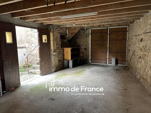 Lanuéjouls, immeuble en pierre, maison et local commercial avec grange et jardin