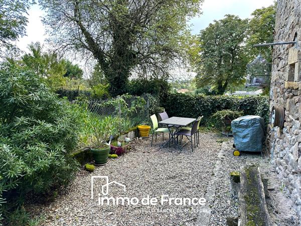 Lanuéjouls, immeuble en pierre, maison et local commercial avec grange et jardin