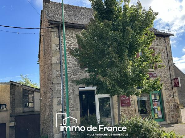 Lanuéjouls, immeuble en pierre, maison et local commercial avec grange et jardin