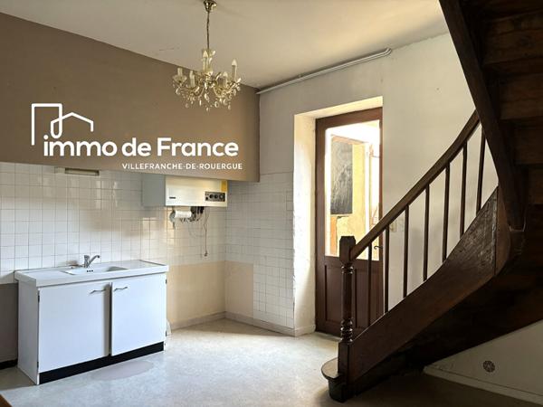 Lanuéjouls, immeuble en pierre, maison et local commercial avec grange et jardin