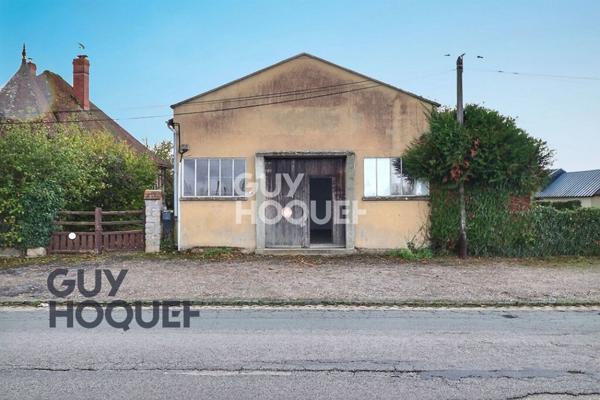 Mesnil en Ouche (Beaumesnil) au coeur du centre bourg avec commerces.