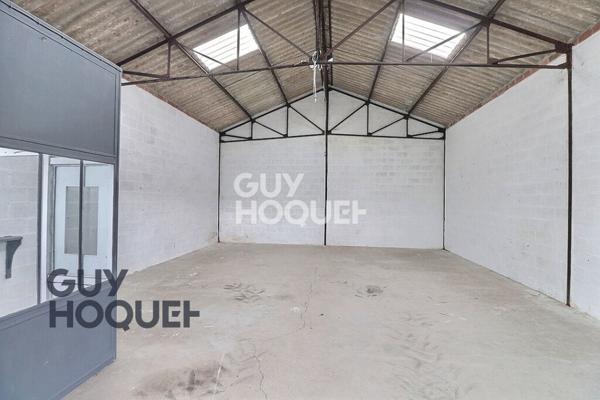 Mesnil en Ouche (Beaumesnil) au coeur du centre bourg avec commerces.