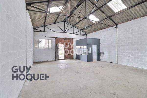 Mesnil en Ouche (Beaumesnil) au coeur du centre bourg avec commerces.