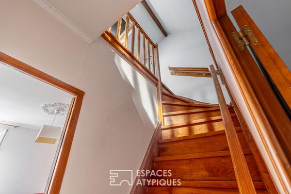 Généreuse maison familiale avec patio, jardin arboré et garage double