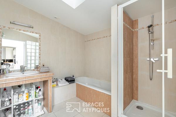 Généreuse maison familiale avec patio, jardin arboré et garage double