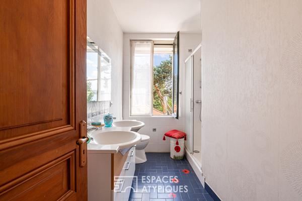 Généreuse maison familiale avec patio, jardin arboré et garage double