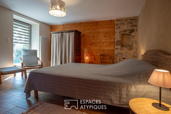 Mas de caractère rénové avec ses gîtes, sa piscine et son atelier d’artiste