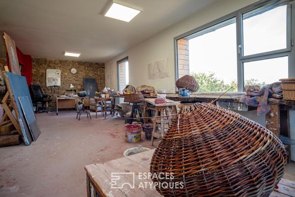 Mas de caractère rénové avec ses gîtes, sa piscine et son atelier d’artiste