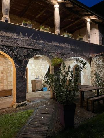 Ensemble demeure XVIII avec hangar et atelier d'exploitation 14 ha de terres