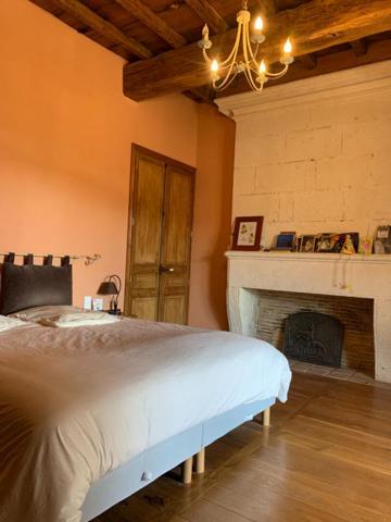 Ensemble demeure XVIII avec hangar et atelier d'exploitation 14 ha de terres