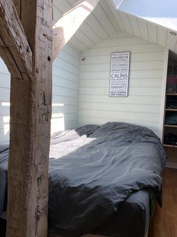 Ensemble demeure XVIII avec hangar et atelier d'exploitation 14 ha de terres