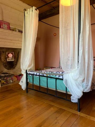 Ensemble demeure XVIII avec hangar et atelier d'exploitation 14 ha de terres