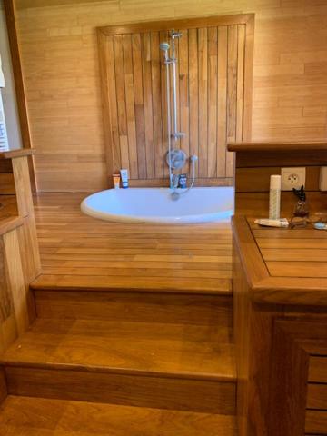 Ensemble demeure XVIII avec hangar et atelier d'exploitation 14 ha de terres