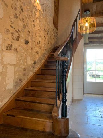 Ensemble demeure XVIII avec hangar et atelier d'exploitation 14 ha de terres