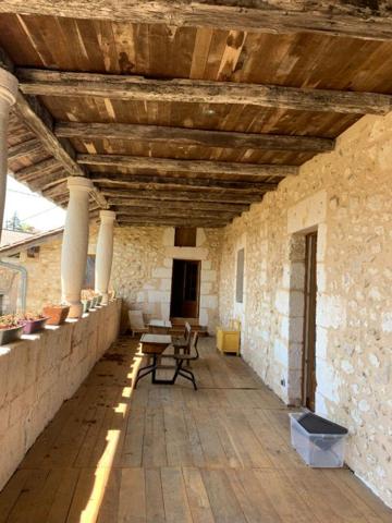 Ensemble demeure XVIII avec hangar et atelier d'exploitation 14 ha de terres