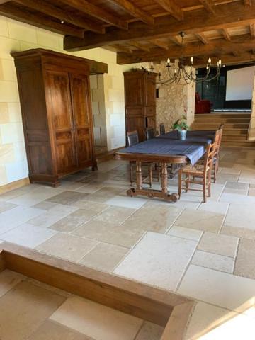 Ensemble demeure XVIII avec hangar et atelier d'exploitation 14 ha de terres