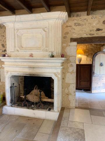 Ensemble demeure XVIII avec hangar et atelier d'exploitation 14 ha de terres