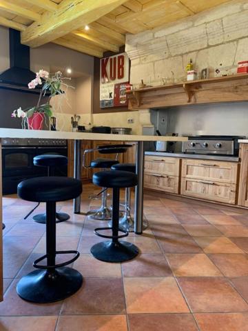 Ensemble demeure XVIII avec hangar et atelier d'exploitation 14 ha de terres