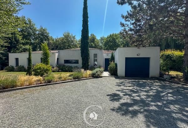 Baron (33750) VILLA ARCHITECTE T7 - 6 CHAMBRES - PISCINE - GARAGE