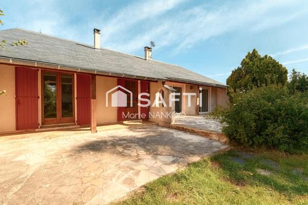 Dans un écrin de verdure, cette demeure vous offre une harmonie parfaite entre tranquillité, espace et modernité.