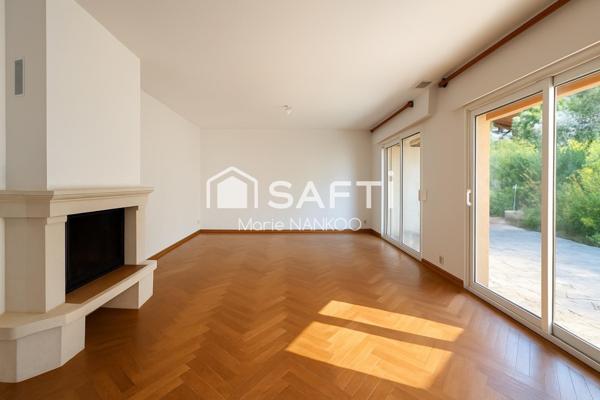 Dans un écrin de verdure, cette demeure vous offre une harmonie parfaite entre tranquillité, espace et modernité.