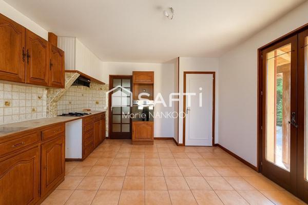 Dans un écrin de verdure, cette demeure vous offre une harmonie parfaite entre tranquillité, espace et modernité.