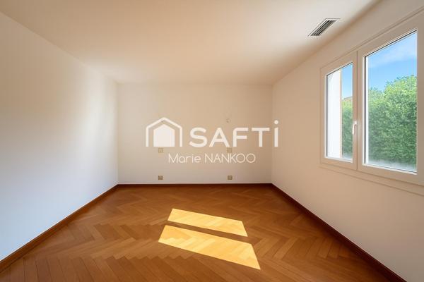 Dans un écrin de verdure, cette demeure vous offre une harmonie parfaite entre tranquillité, espace et modernité.