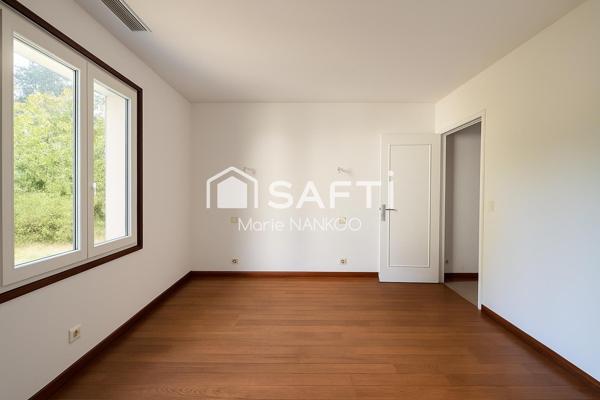 Dans un écrin de verdure, cette demeure vous offre une harmonie parfaite entre tranquillité, espace et modernité.