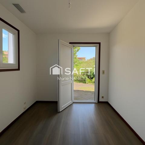 Dans un écrin de verdure, cette demeure vous offre une harmonie parfaite entre tranquillité, espace et modernité.