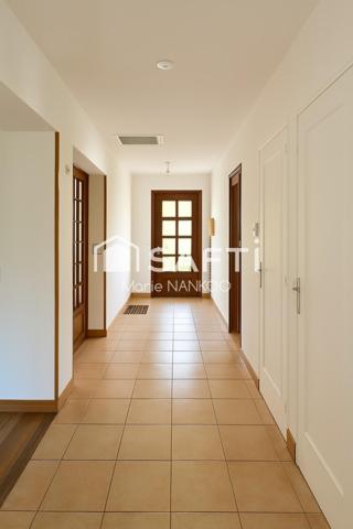 Dans un écrin de verdure, cette demeure vous offre une harmonie parfaite entre tranquillité, espace et modernité.