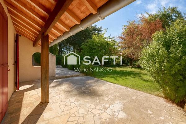 Dans un écrin de verdure, cette demeure vous offre une harmonie parfaite entre tranquillité, espace et modernité.