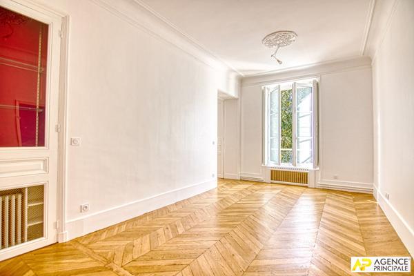 Versailles Notre-Dame Appartement 5 pièces 128m² situé au 2ème étage d'un hôtel Particulier avec cave et possibilité de stationnement €1 190 000 ** - Référence 25883