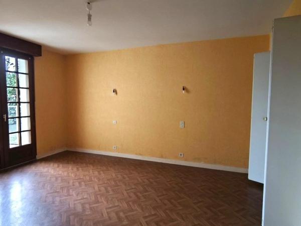 maison située dans le bourg de Saint-Pierre-de-Plesguen