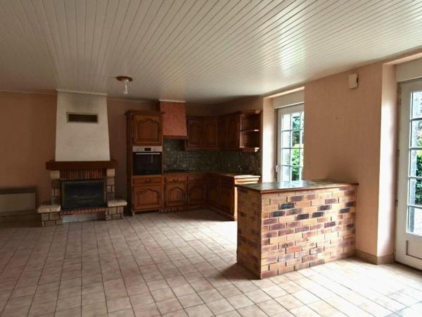 maison située dans le bourg de Saint-Pierre-de-Plesguen