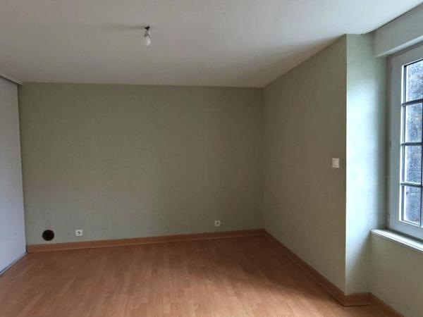 maison située dans le bourg de Saint-Pierre-de-Plesguen