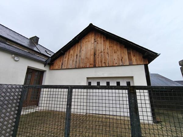 maison située dans le bourg de Saint-Pierre-de-Plesguen
