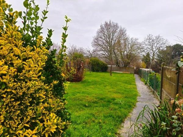 maison située dans le bourg de Saint-Pierre-de-Plesguen
