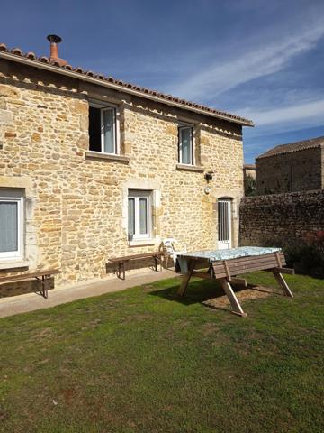 Magnifique maison proche Airvault ville historique avec ses commerces école collège musée
