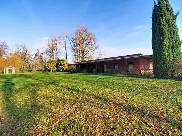 A vendre à Ussac proche Brive la Gaillarde - Local de 260 m² à usages multiples ? Réception, restauration ou habitation