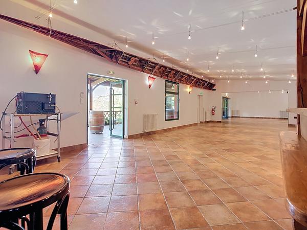 A vendre à Ussac proche Brive la Gaillarde - Local de 260 m² à usages multiples ? Réception, restauration ou habitation