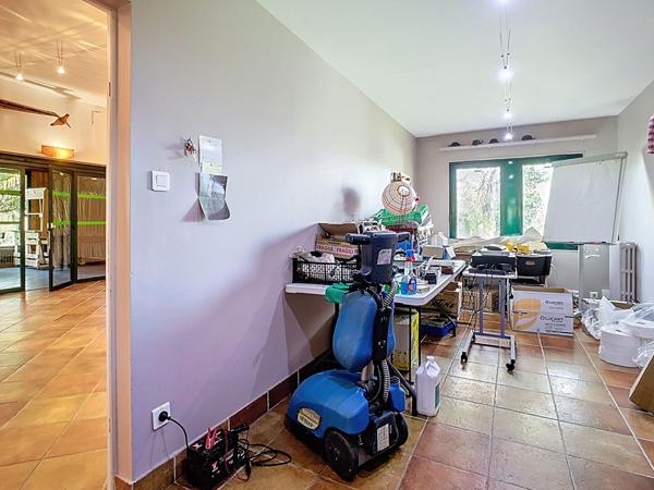 A vendre à Ussac proche Brive la Gaillarde - Local de 260 m² à usages multiples ? Réception, restauration ou habitation