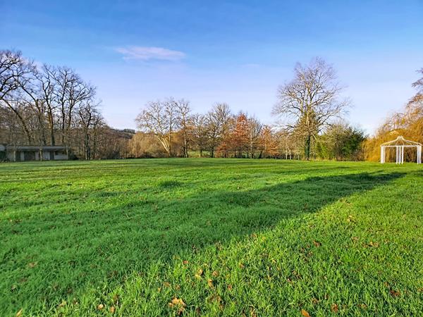 A vendre à Ussac proche Brive la Gaillarde - Local de 260 m² à usages multiples ? Réception, restauration ou habitation