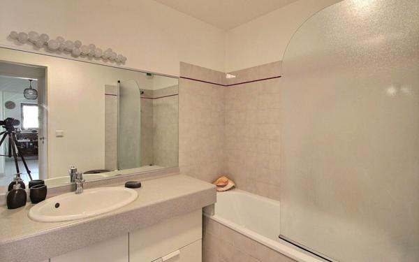 Appartement à vendre    3 pièces • 67 m2 Marseille 8