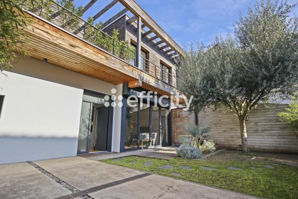 Maison
         6 pièces
        - 202 m² Bien prestige 1 130 000 € *