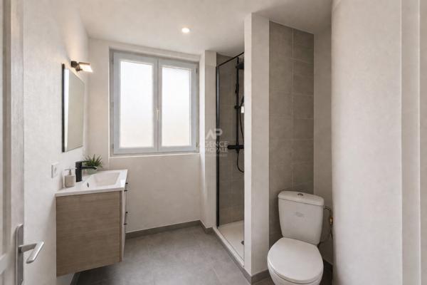 PARIS 18ÈME - RUE JEAN ROBERT - AU PIED DU MÉTRO MARX DORMOY. 227 900 € **  - Référence  6832-NG