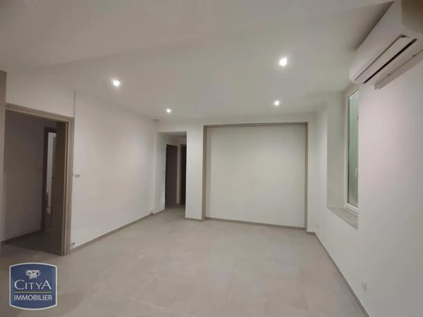 Appartement à louer 4 pièces 74.39m² Nîmes (30000)