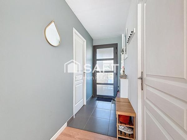 Maison contemporaine de plain-pied : 3 chambres, jardin, garage de 25 m² située à proximité immédiate des commodités.