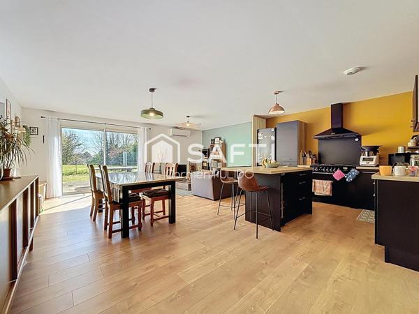 Maison contemporaine de plain-pied : 3 chambres, jardin, garage de 25 m² située à proximité immédiate des commodités.