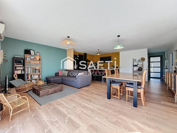 Maison contemporaine de plain-pied : 3 chambres, jardin, garage de 25 m² située à proximité immédiate des commodités.