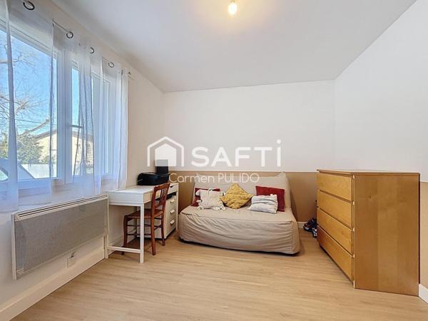 Maison contemporaine de plain-pied : 3 chambres, jardin, garage de 25 m² située à proximité immédiate des commodités.